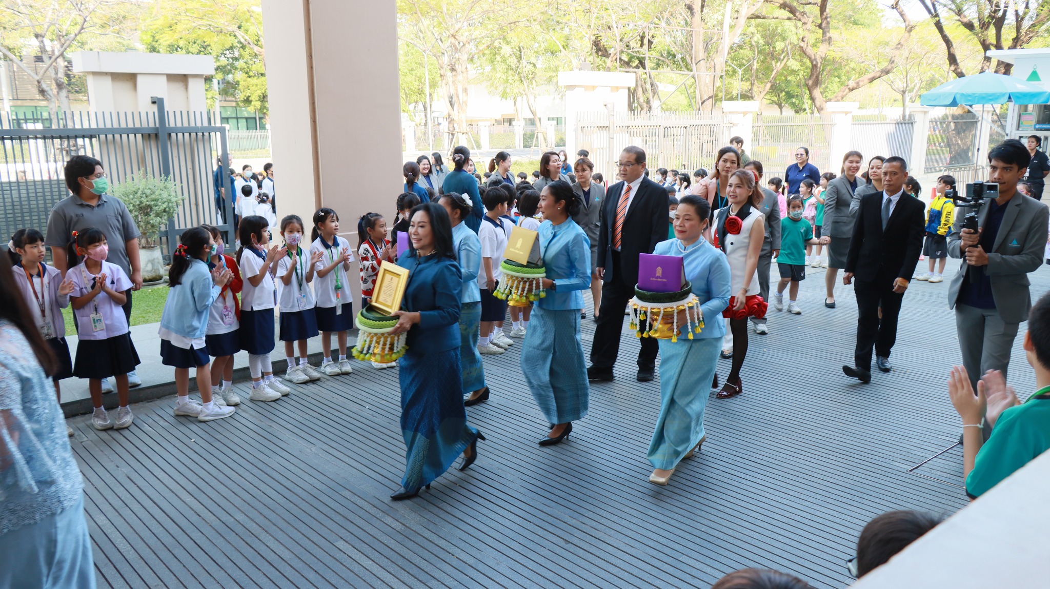 congrat_to_school (4)
